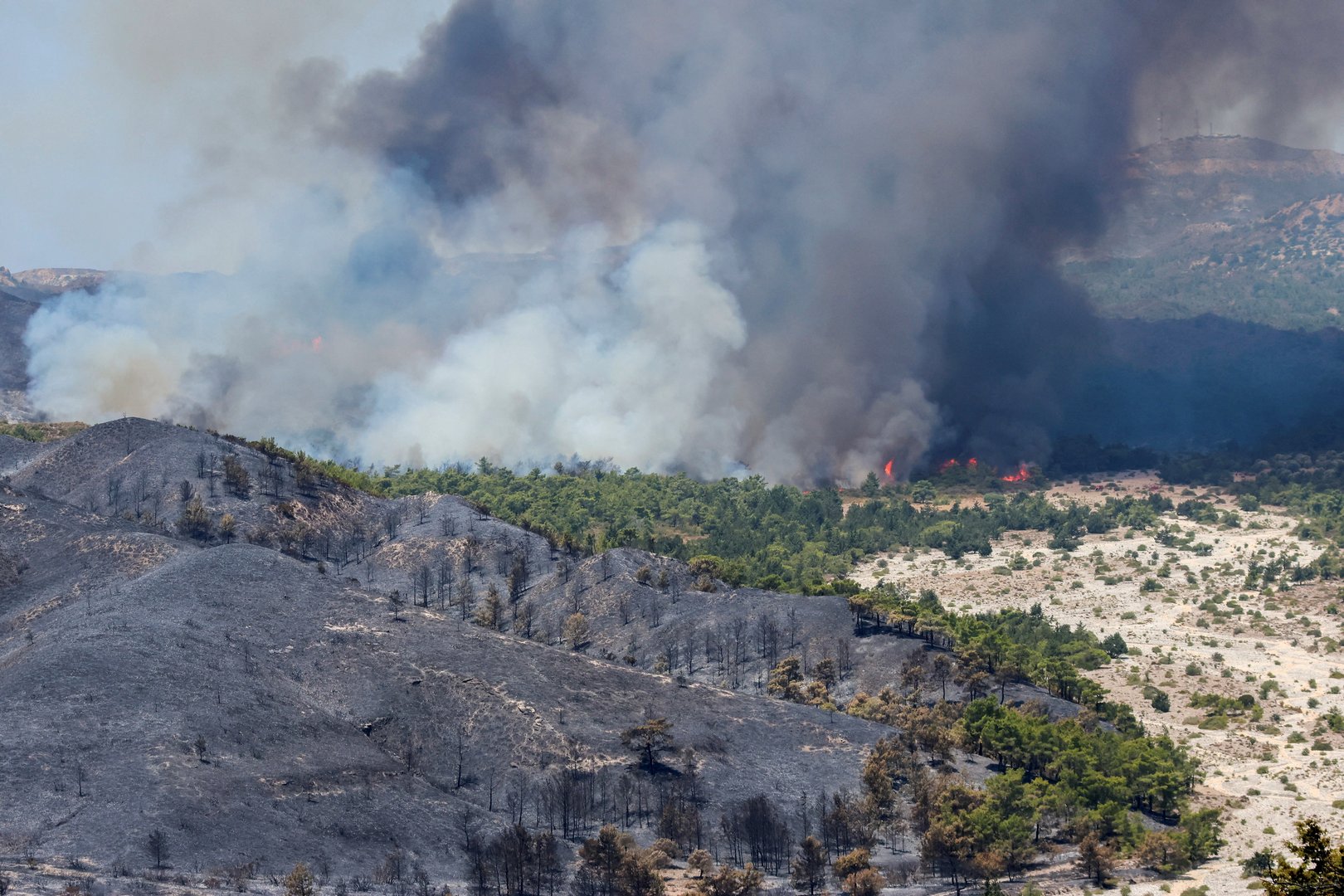 image Mourning for Greek pilots who died fighting fires