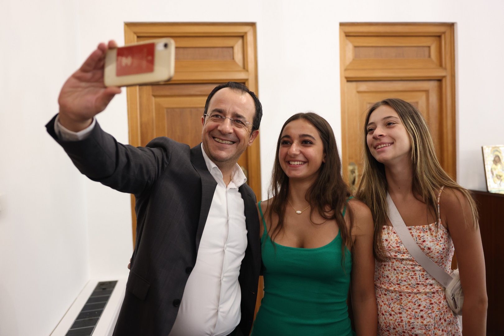 image President meets teens of the diaspora