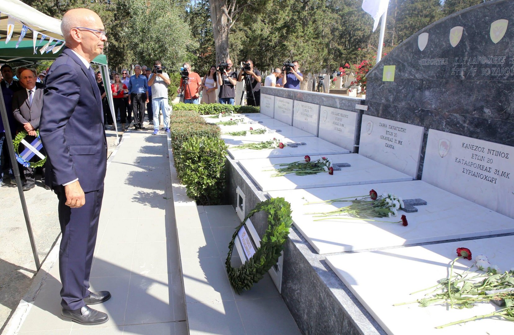 image Transport minister&#8217;s wreath-laying sparks criticism