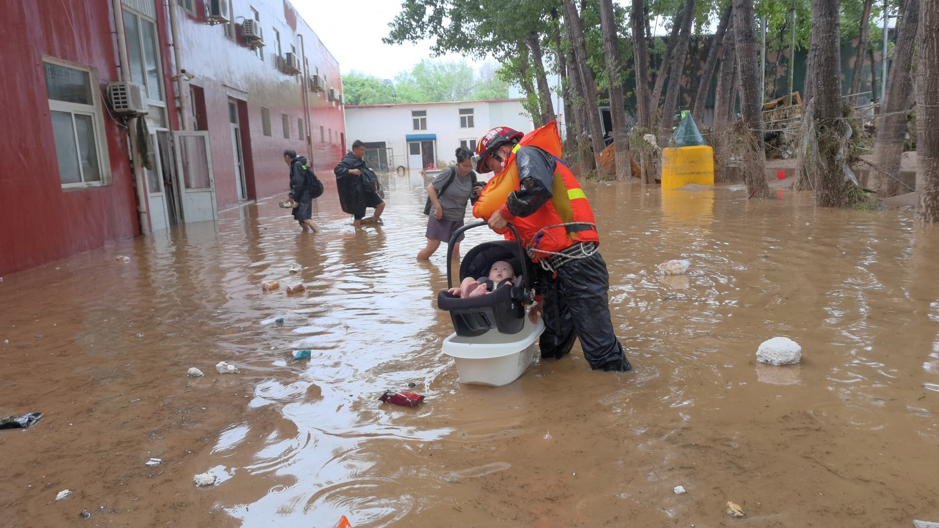 image Rain pelts Beijing for fourth day, 11 killed and 27 missing
