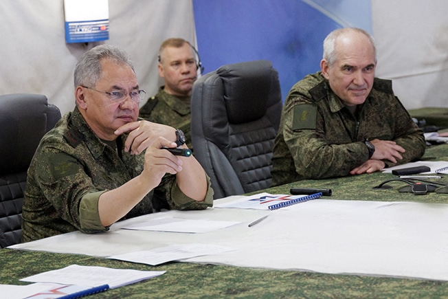 image Russian defence minister Shoigu visits troops in Ukraine