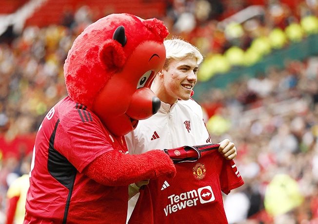 image Man United complete £72m signing of striker Hojlund