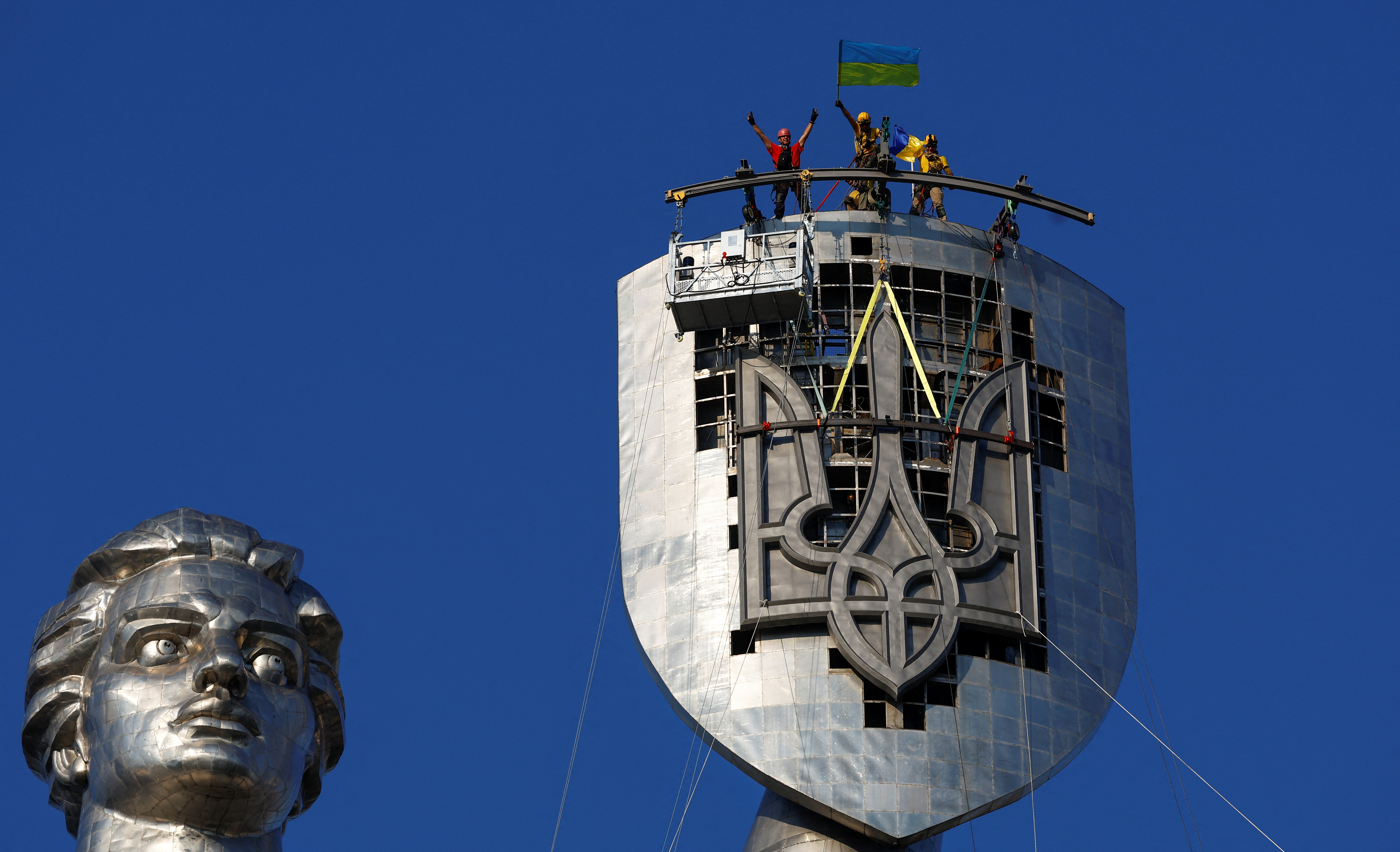 image Ukraine gets rid of Soviet symbols on Motherland monument in Kyiv