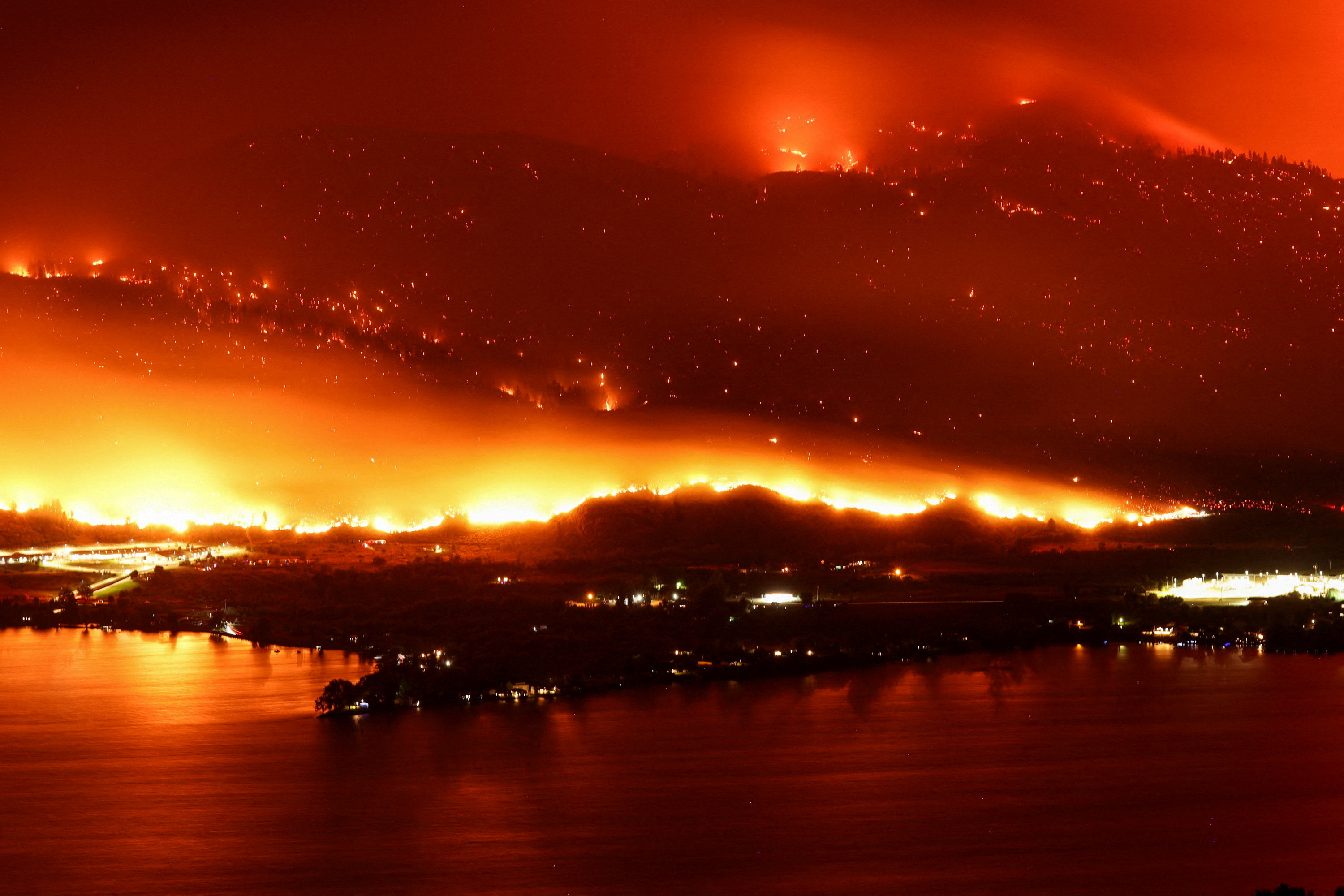 image Canadian wildfire threatens towns, govt orders evacuations