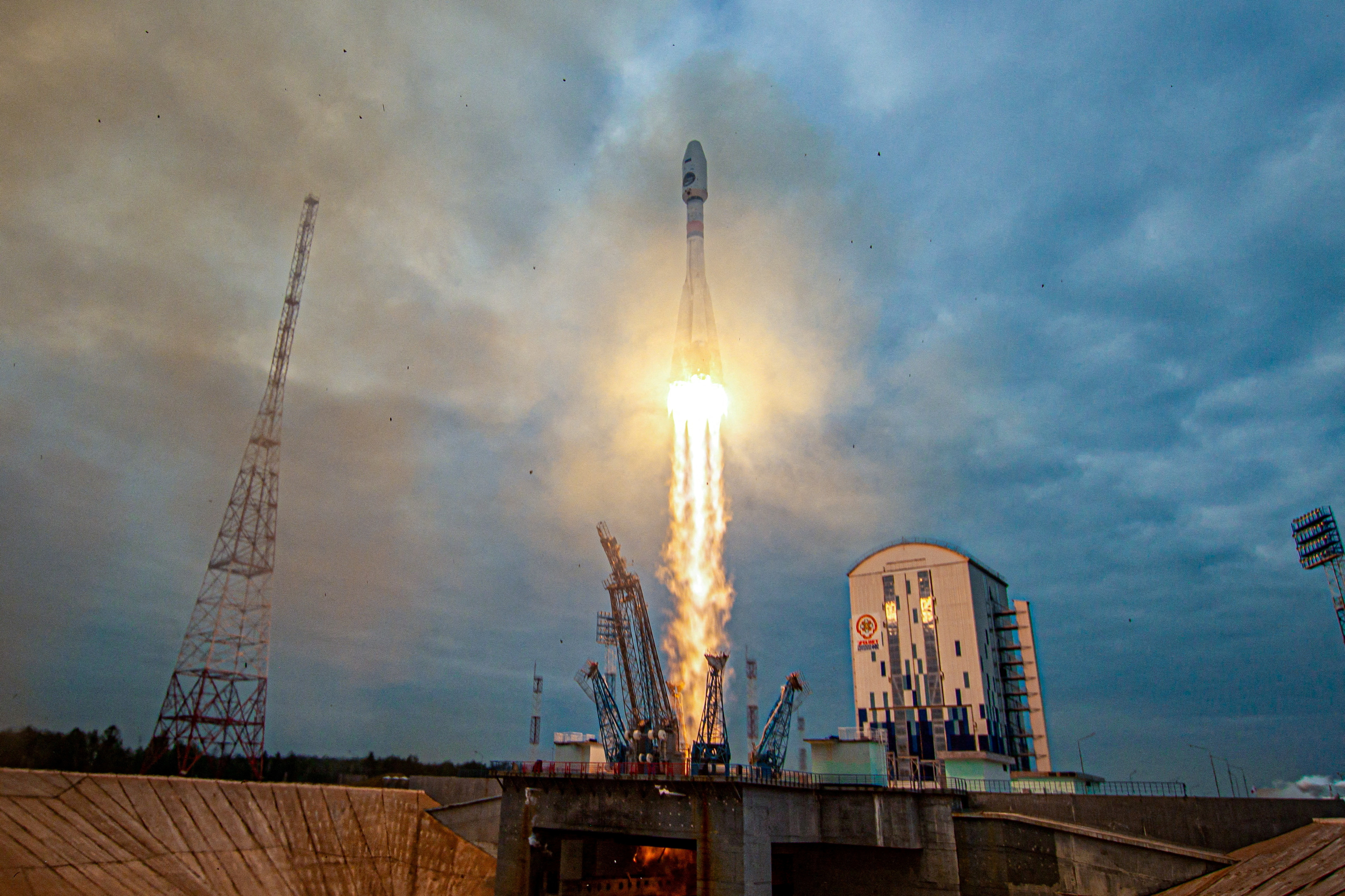 image Russia&#8217;s Luna-25 smashes into moon in failure (Update)