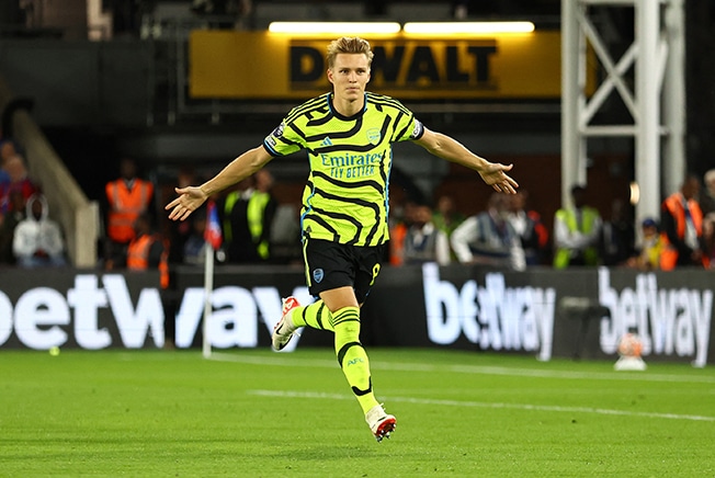 image Odegaard penalty gives 10-man Arsenal 1-0 win at Palace