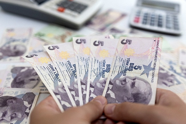 image Turkey shocks with big rate hike to 25%, boosting lira