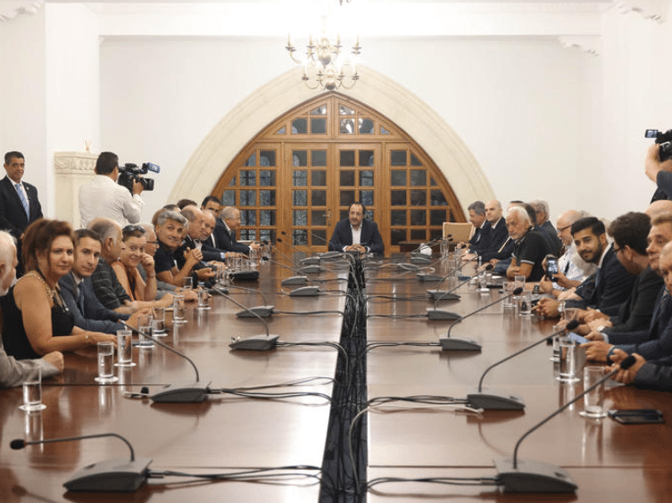 image President meets with diaspora delegates at palace