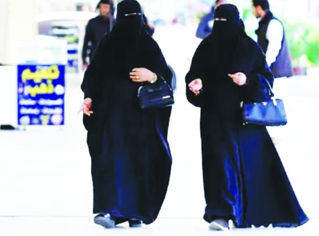 image French ban of abaya robes in schools draws applause, criticism