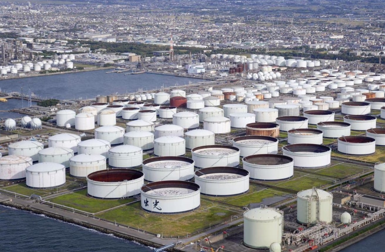 image Oil steadies as demand worries counter supply concerns