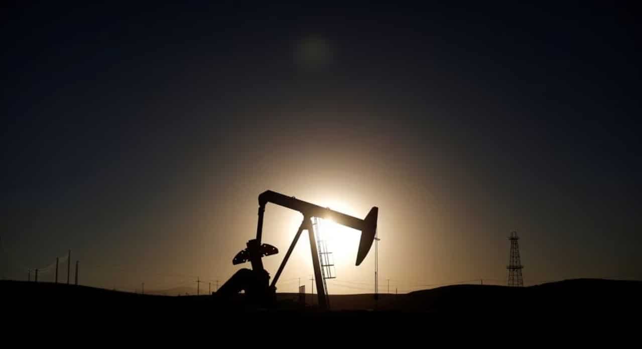 image Oil ticks up as markets weigh rate hikes