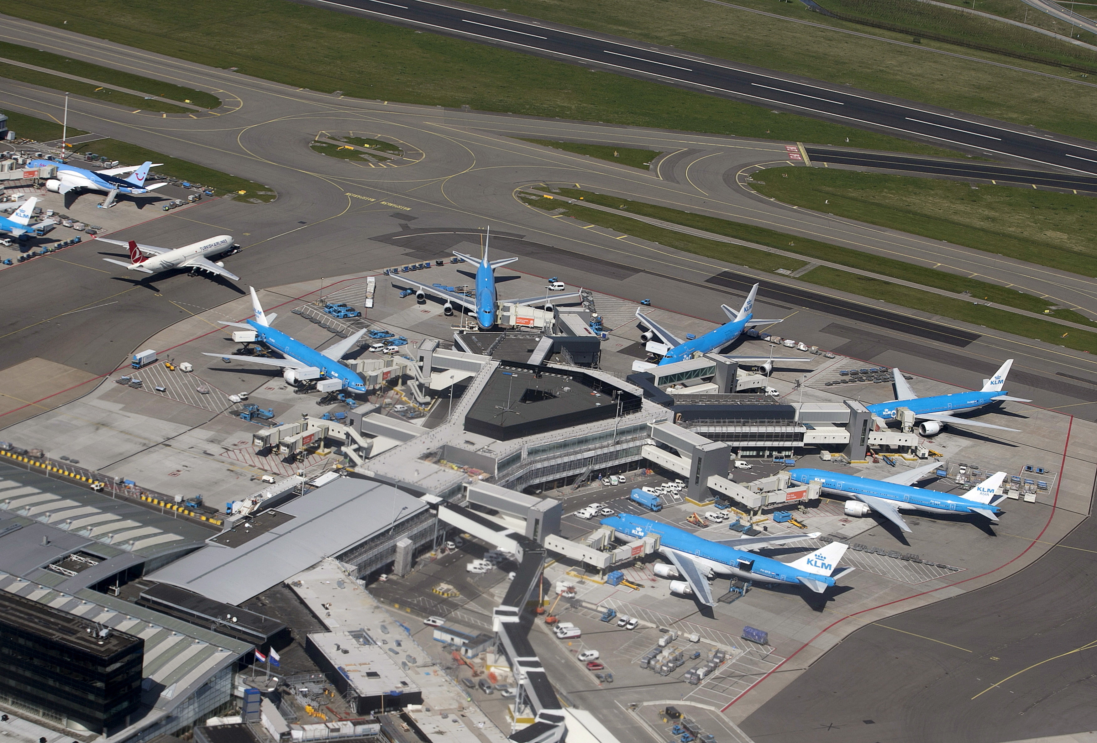 image Dozens of flights cancelled at Netherlands&#8217; Schiphol due to bad weather