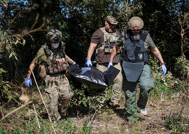 image Ukraine collects Russian bodies on &#8216;road of death&#8217; in retaken southeast