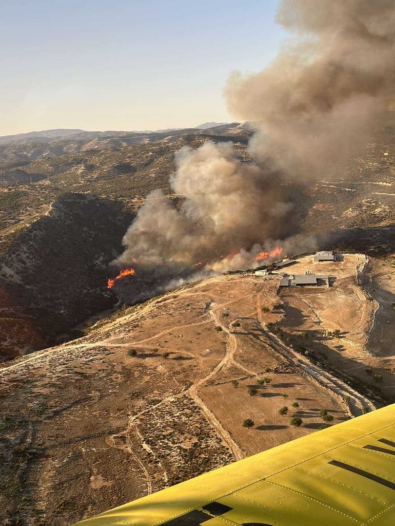 image Firefighters to battle fire near Pissouri overnight (Updated) (Video)