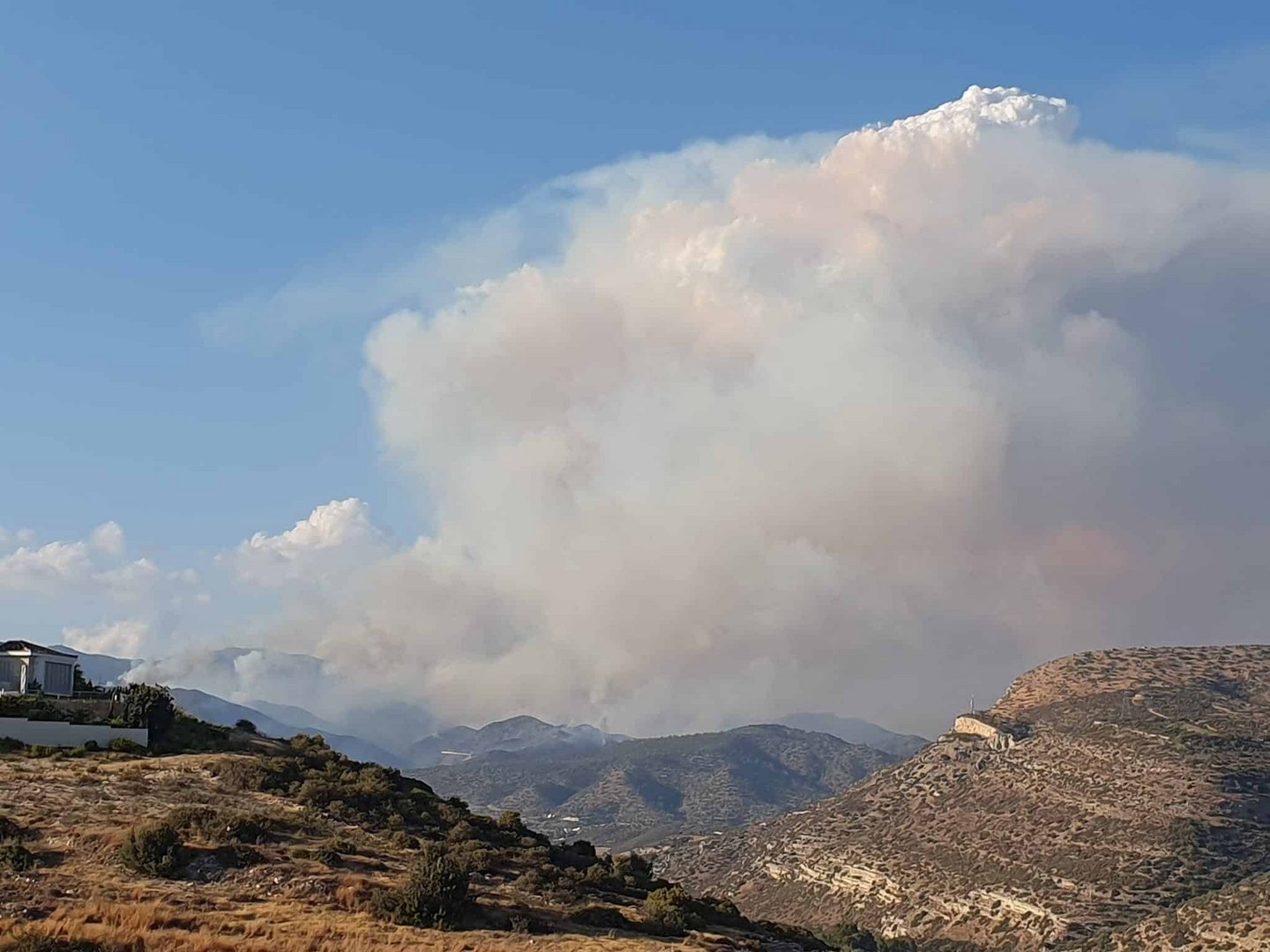 image Fire in Akrounda spreads to state forest, president heads to the scene (Update 3)