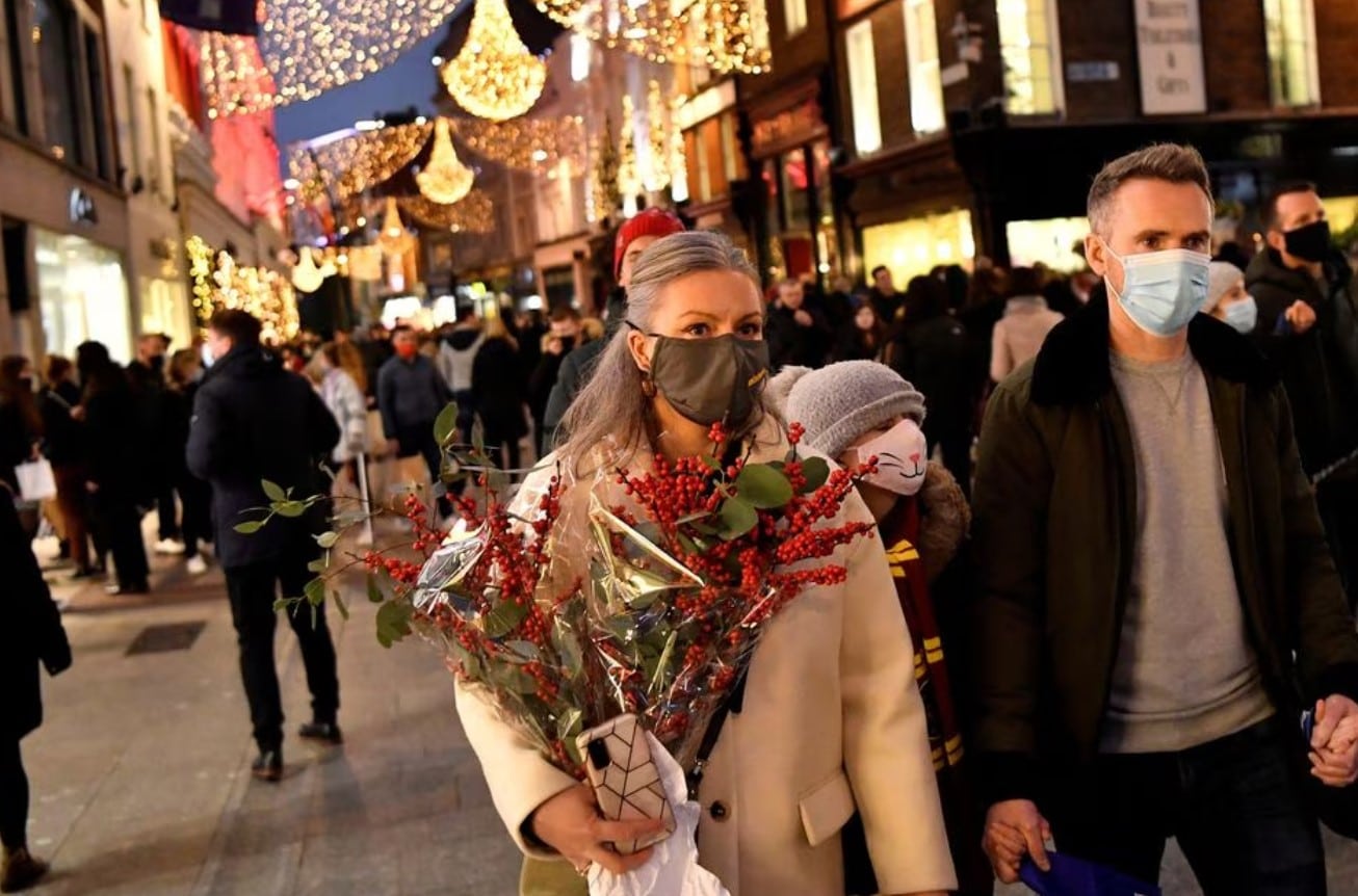 image Heavy winter sweaters, coats pile up at stores as warm weather threatens holiday shopping season