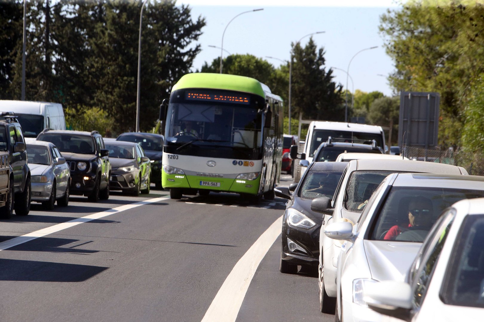 image Commuting public trapped in their cars