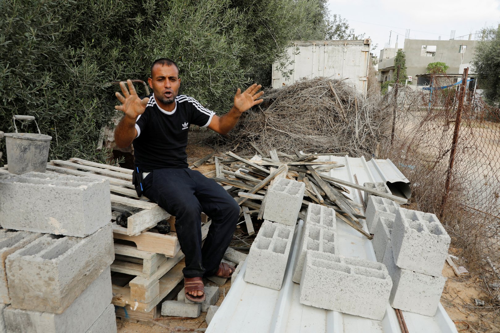 image Israel bans workers from Gaza as border tensions escalate