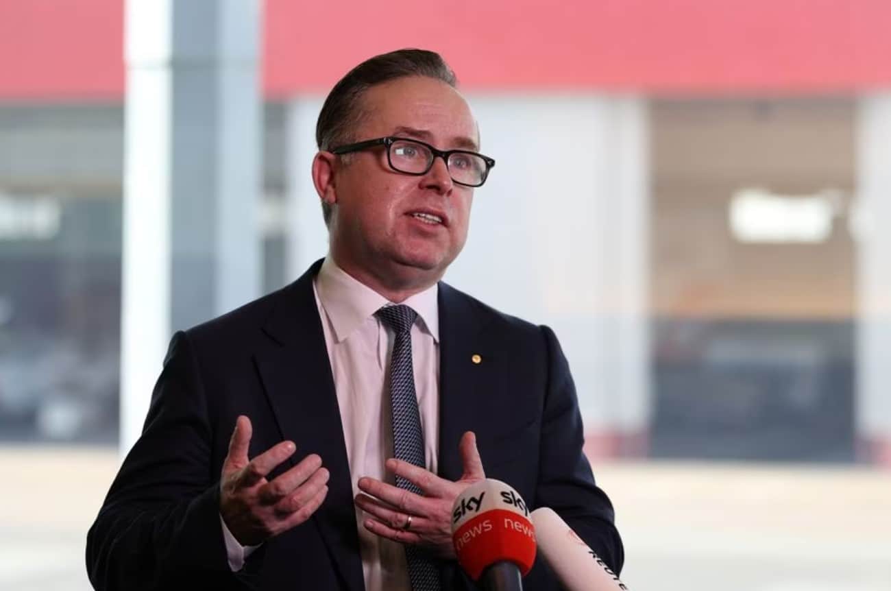 image Qantas CEO to depart early as airline looks to rebuild reputation
