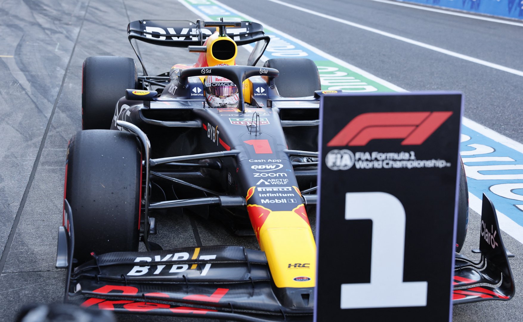 image Verstappen takes pole in Japan with a &#8216;mighty&#8217; lap