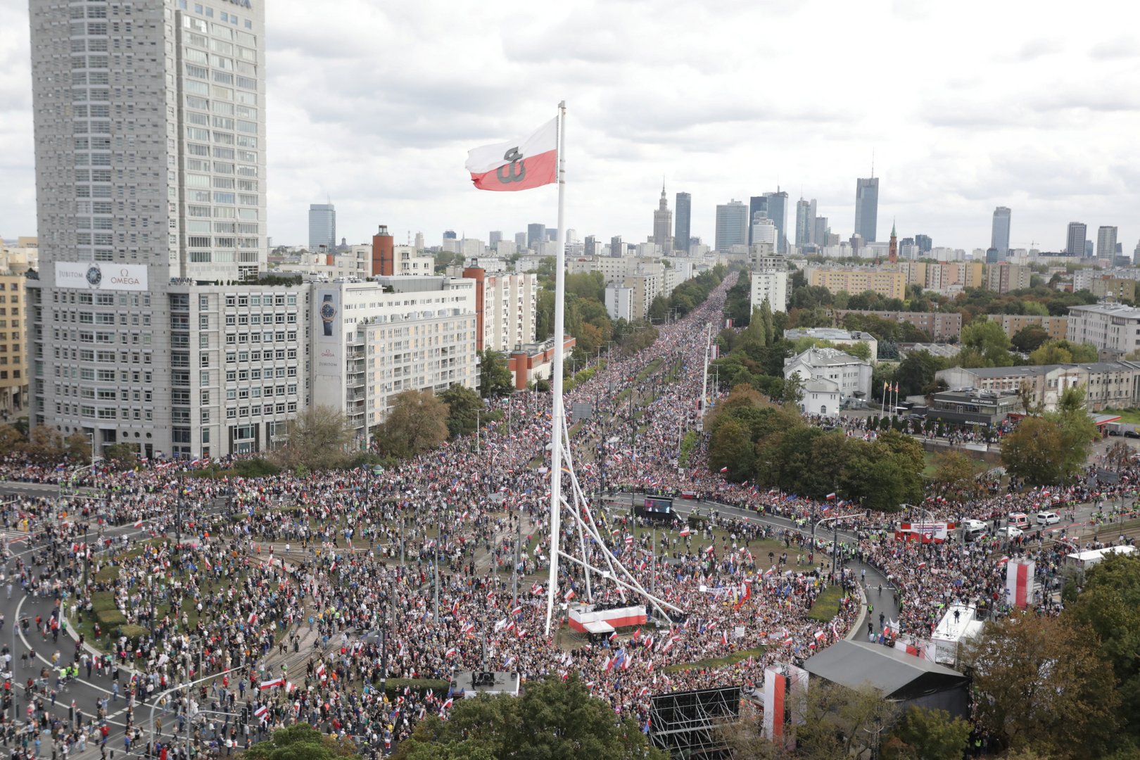 image Polish opposition holds massive Warsaw rally ahead of tight election
