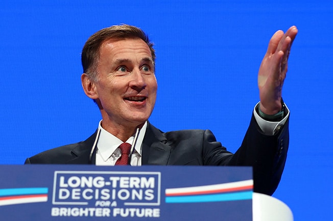 image Cutting government staff, UK Chancellor tries to defuse tax cut row