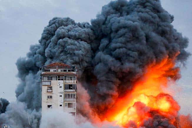 image Hamas threatens to kill captives if Israel strikes civilians