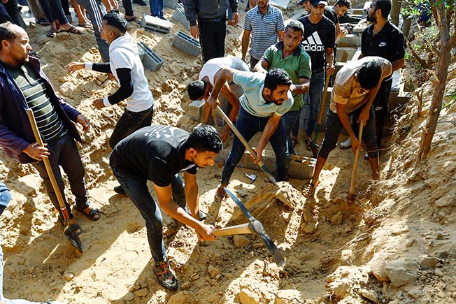 image Israel&#8217;s Gaza bombardment fills cemeteries as the living flee homes