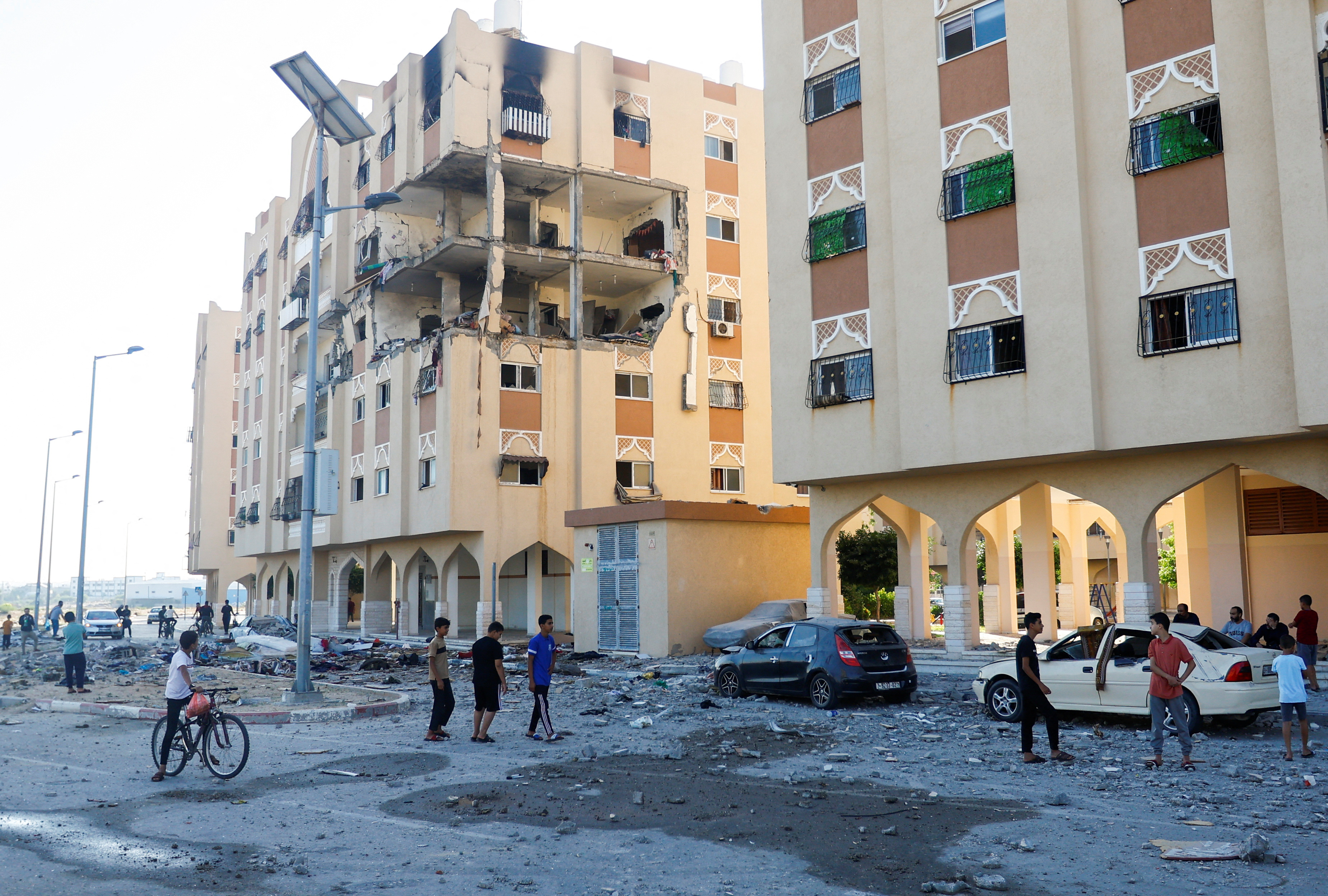 image Hamas tells Gaza residents to stay home as Israel ground offensive looms
