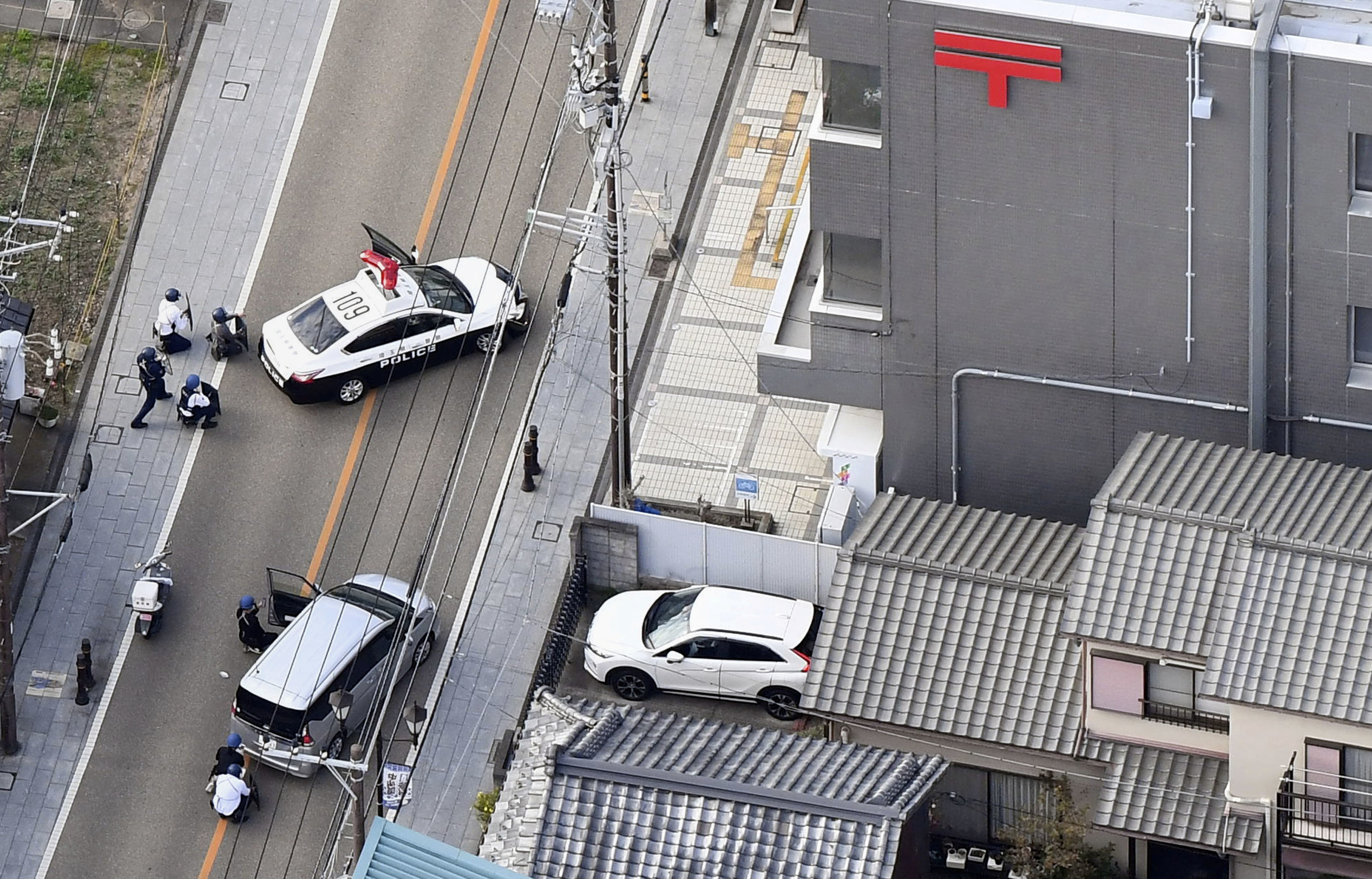 image Suspected gunman holed up in Japan post office with hostages