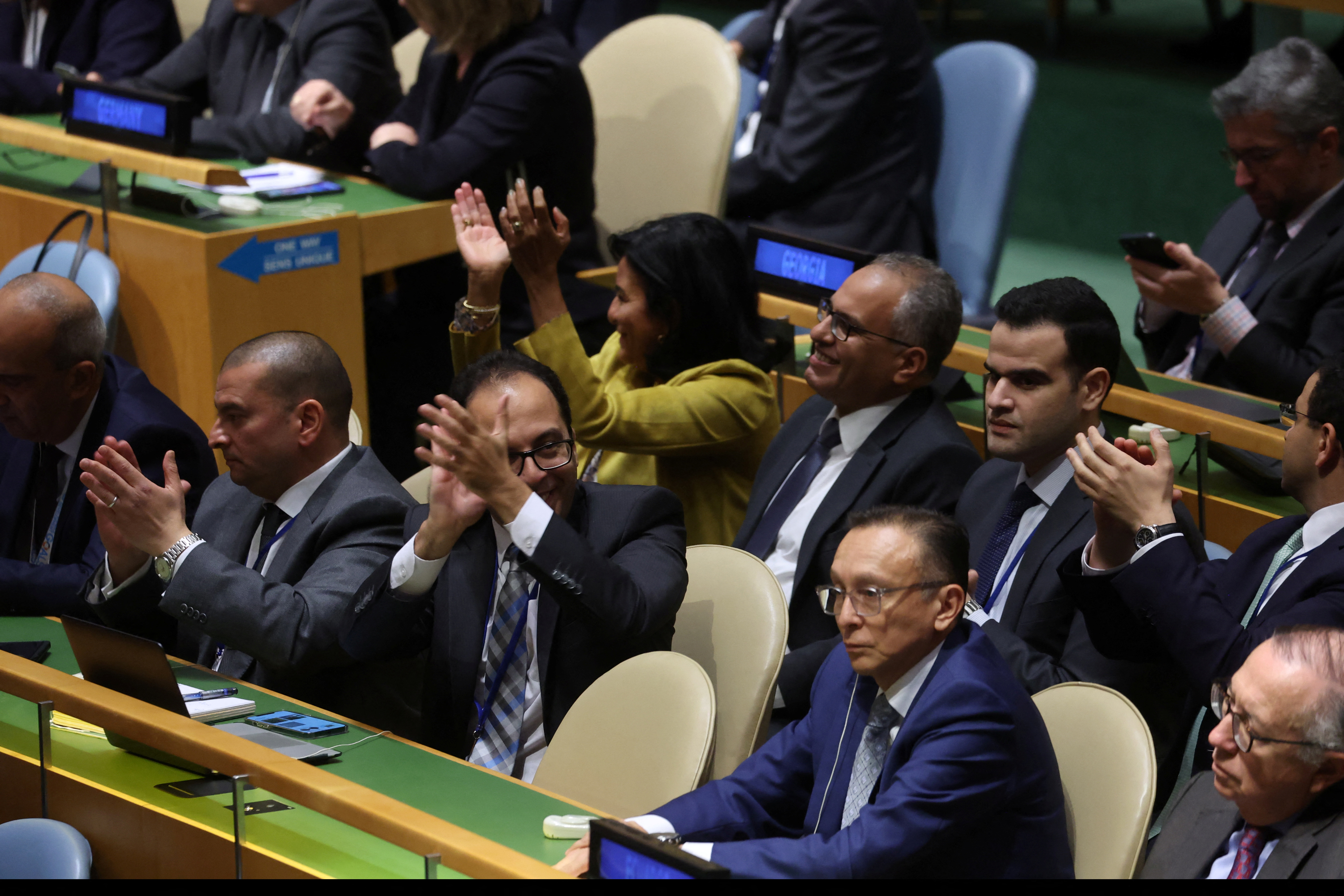 image UN overwhelmingly calls for aid truce between Israel and Hamas