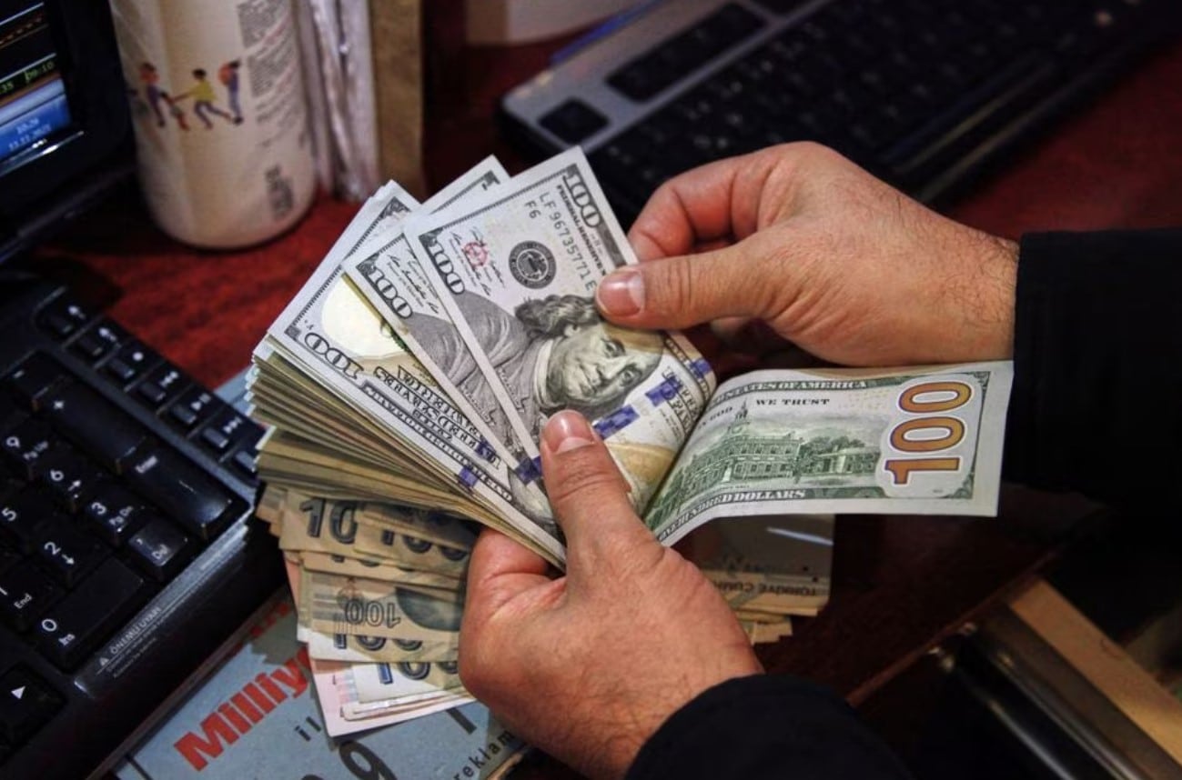 image Record debt sales in Australia slow as US election looms