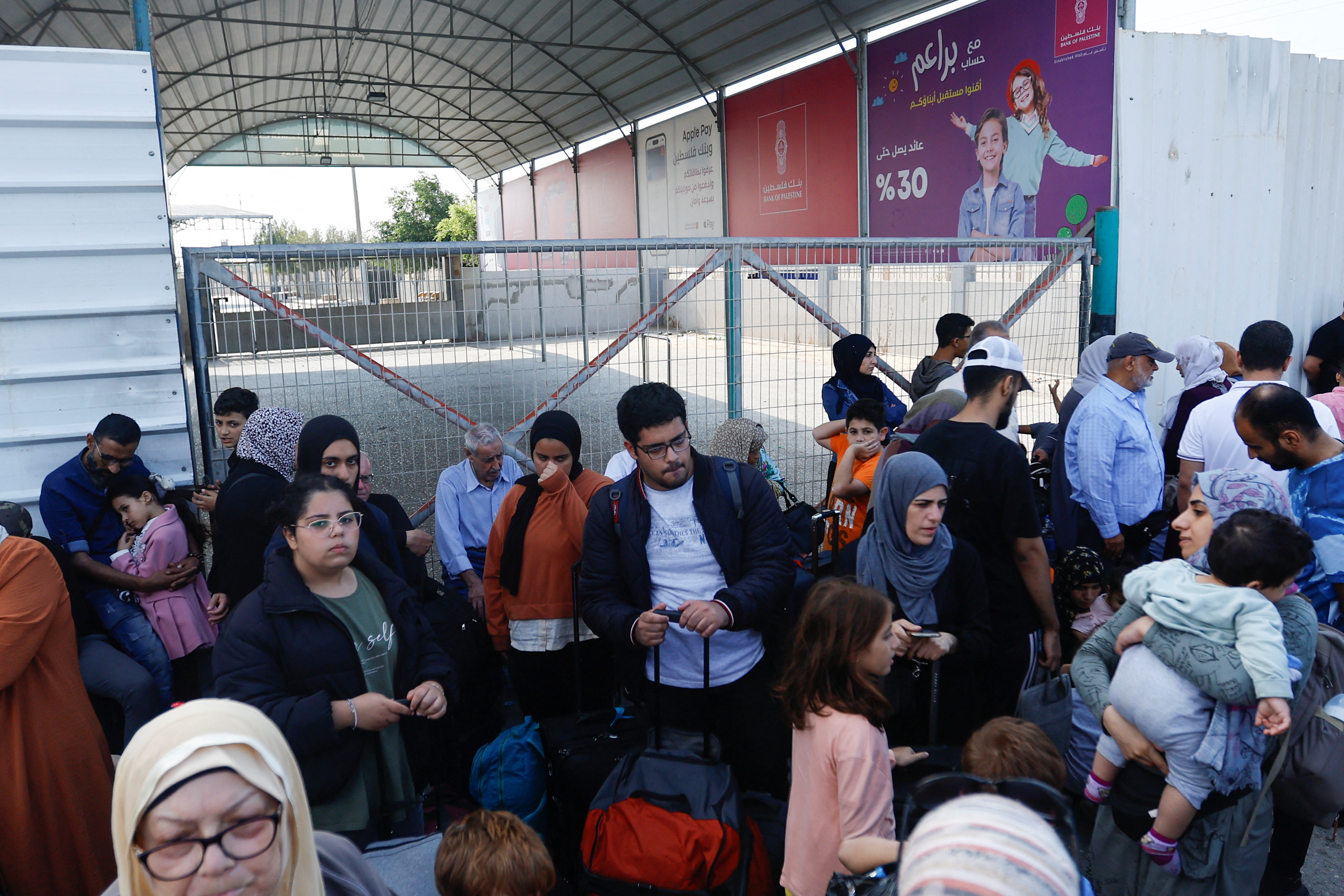image Palestinians flee northern Gaza as Israel masses troops for assault