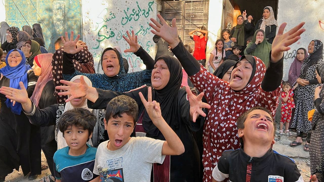 image First emergency aid trucks roll into Gaza after overnight Israeli air strikes (Updated)