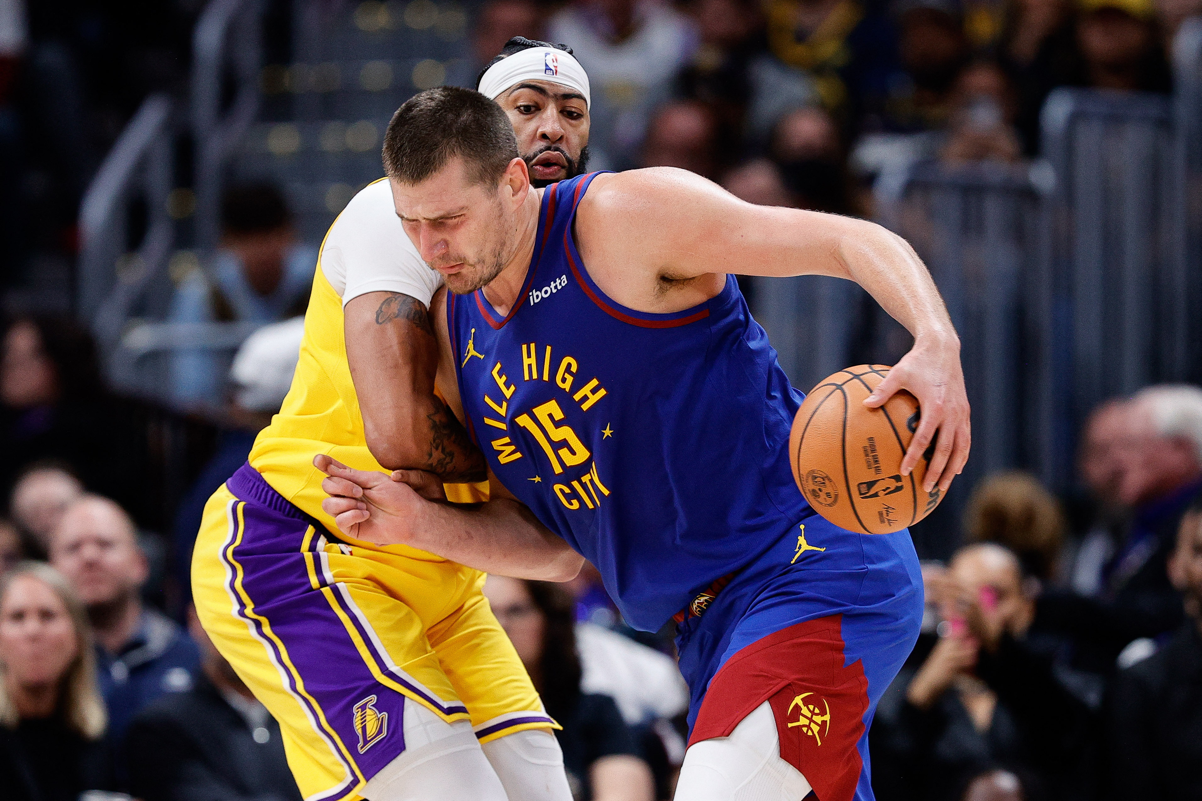 image Jokic, Nuggets begin title defense by downing Lakers