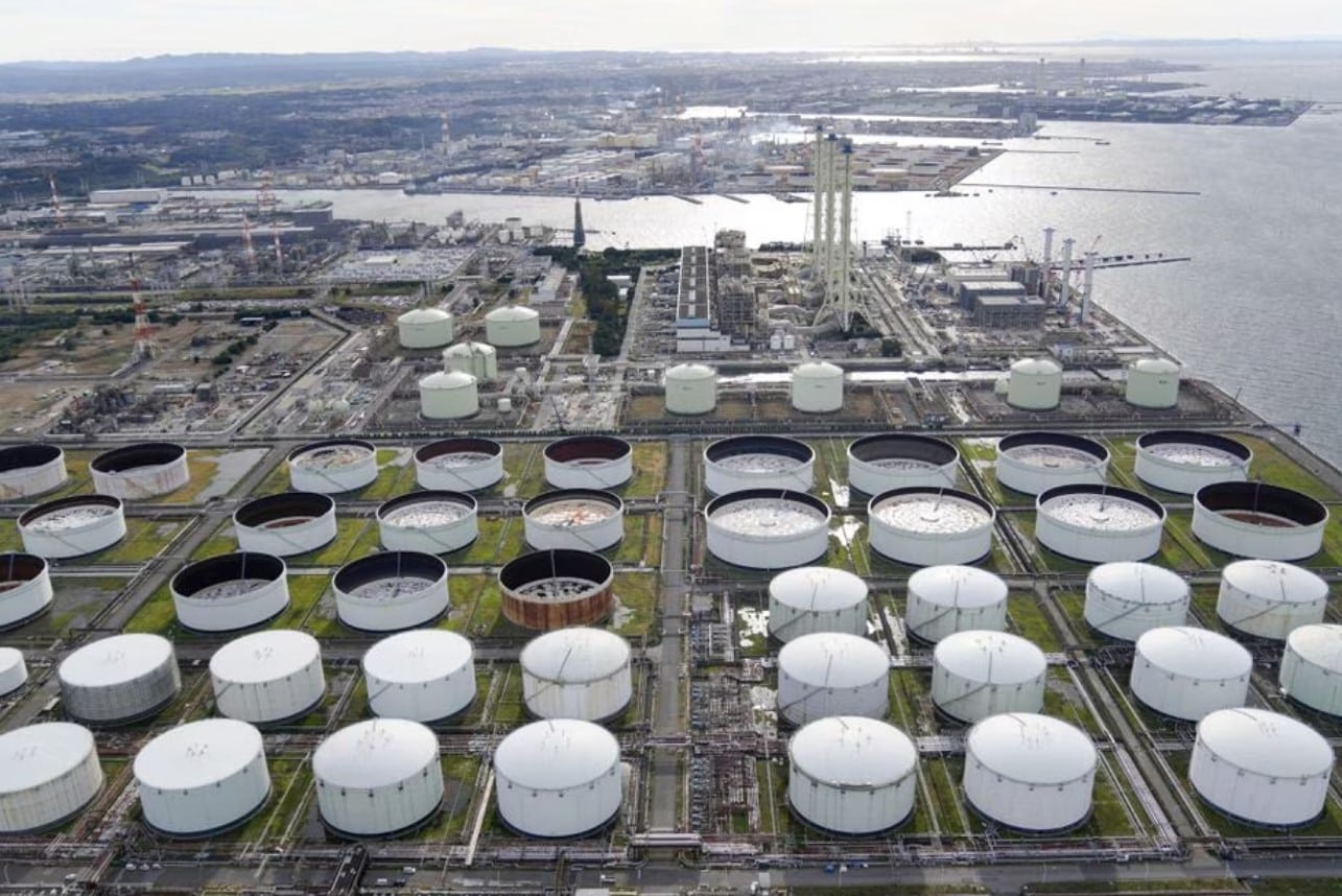 image Oil dips on investor caution as market eyes Middle East turmoil