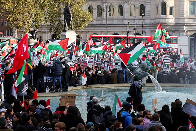 image London police scuffle with far-right protesters as pro-Palestinian rally starts (Update 2)