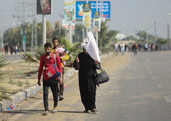 image Thousands of civilians flee north Gaza as fighting rages