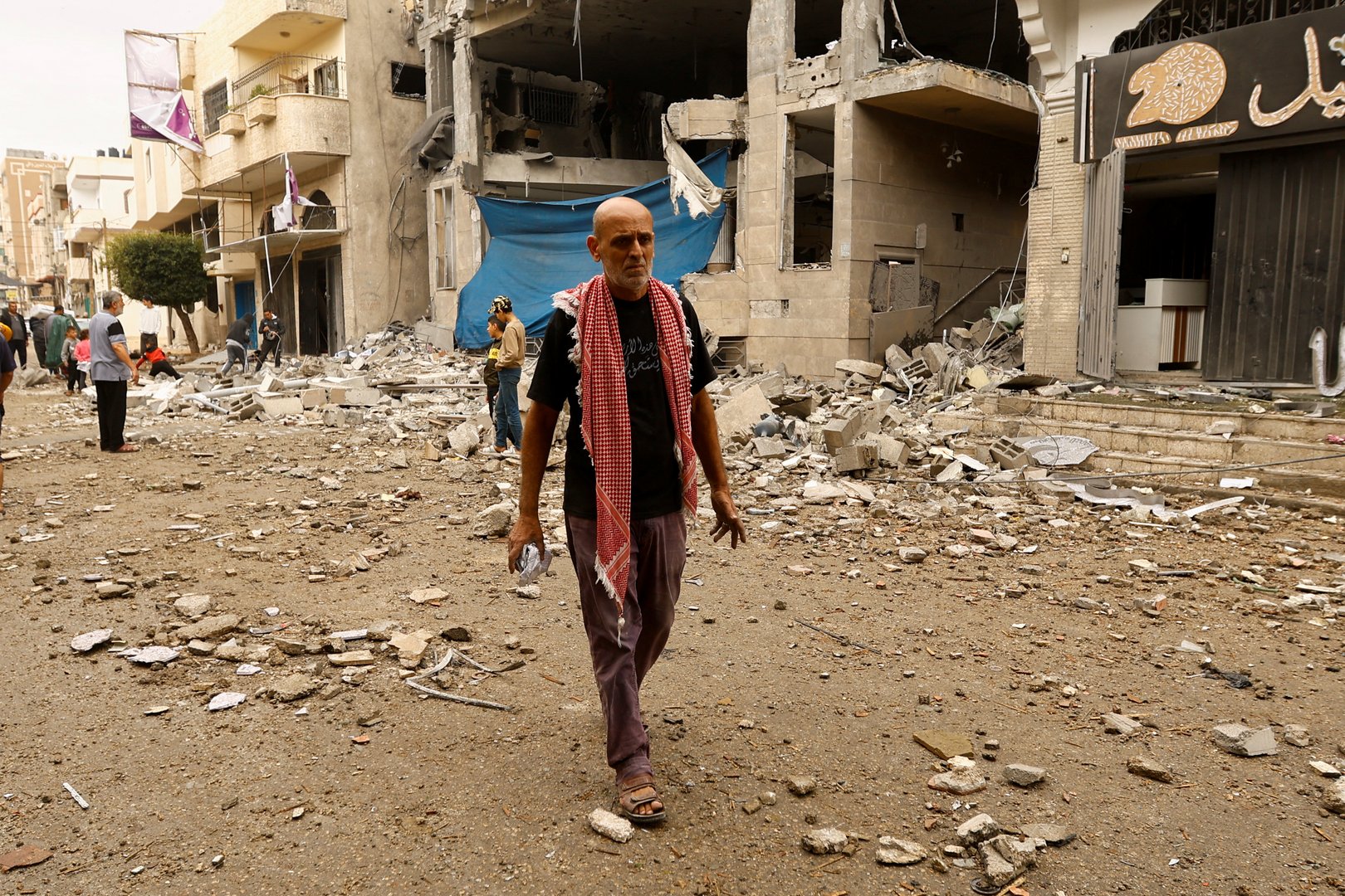 image Strikes imminent in Khan Younis, Israel warn people to evacuate