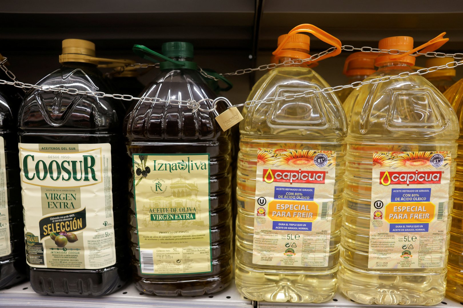 image Spanish supermarkets lock up olive oil as price soars and shoplifting surges