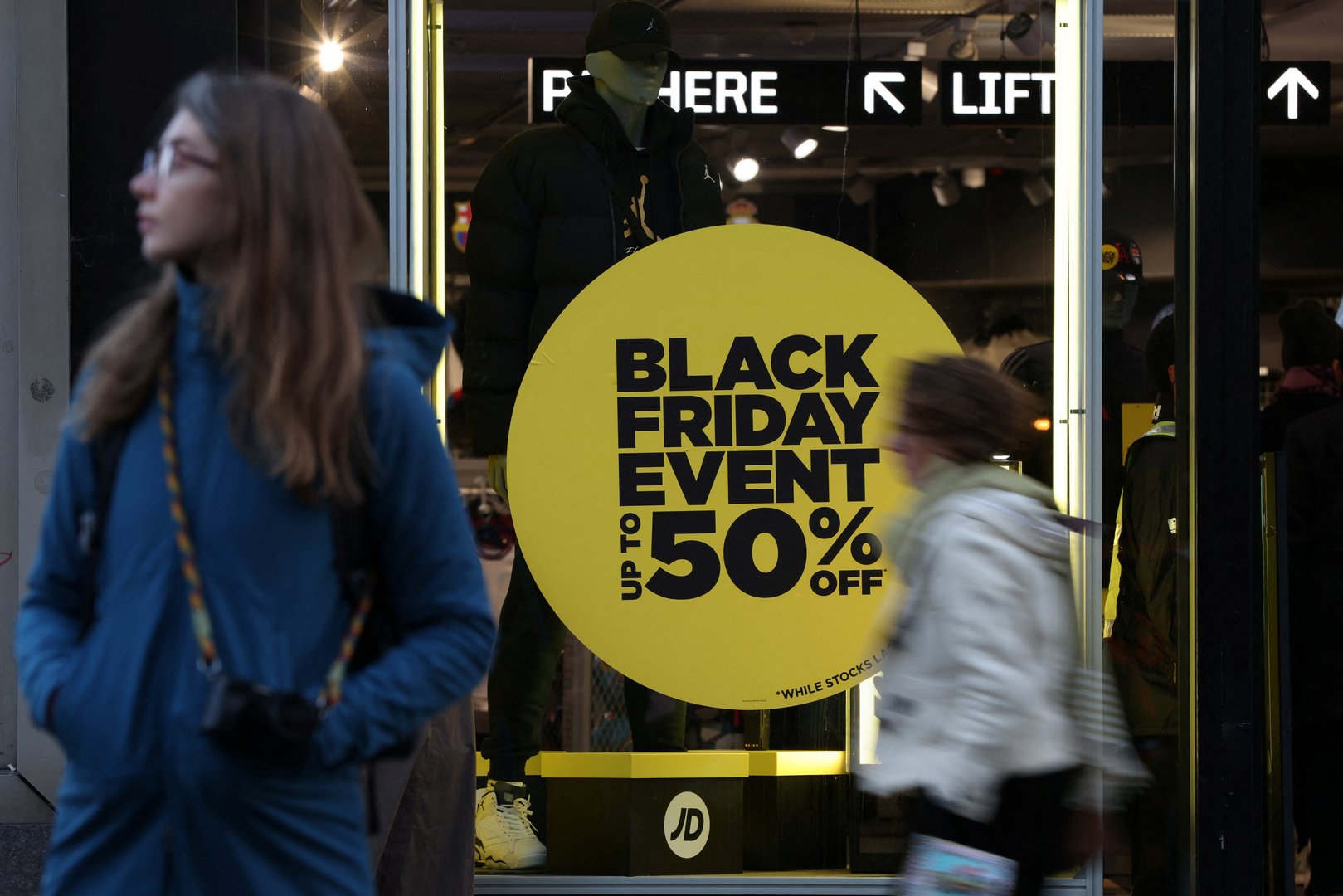 image Black Friday brings out discount-hunters across U.S., Europe