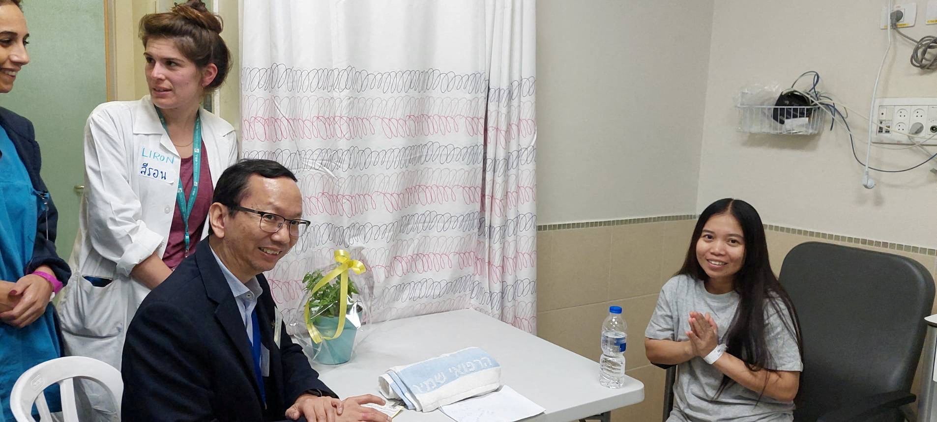 image Hamas frees Israeli, Thai hostages in temporary truce
