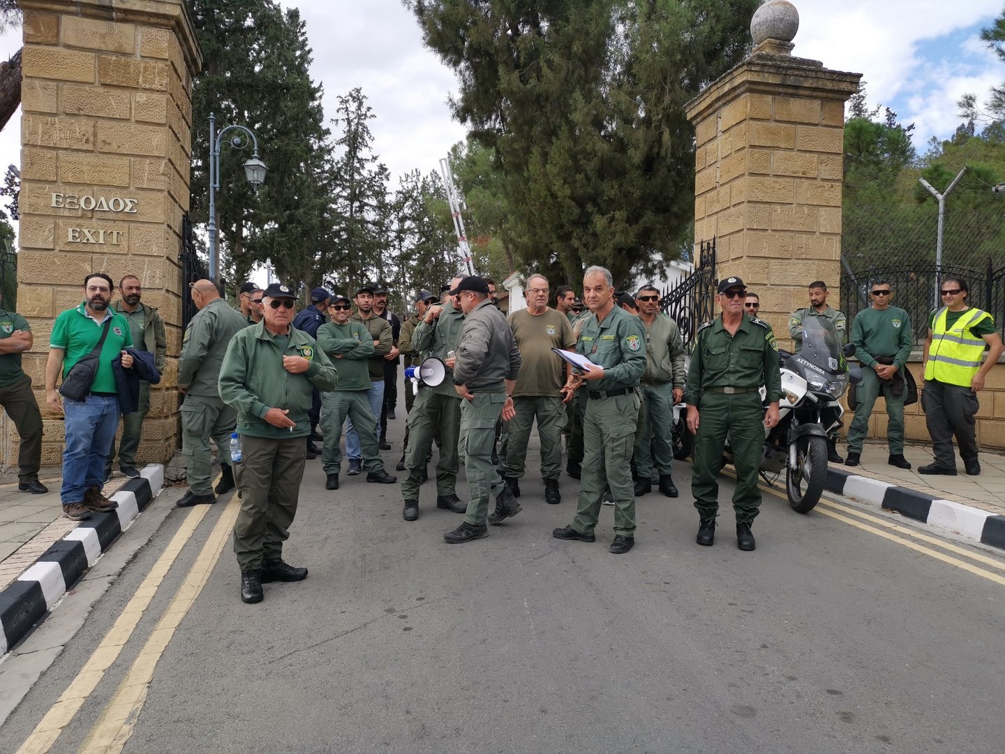 image Guards protest for personal safety at work, salary increases
