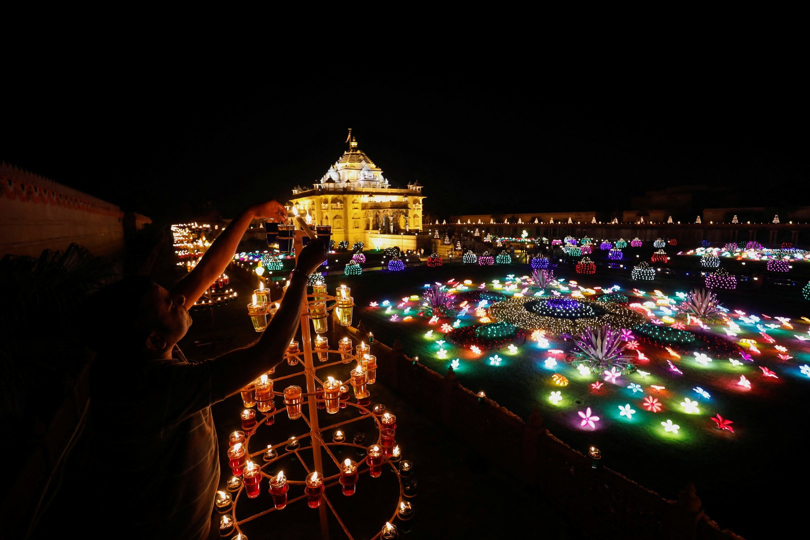 image Smoky skies in Indian capital on Diwali as revellers defy firecracker ban