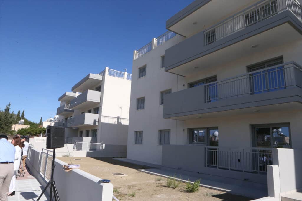 ΥΠΟΥΡΓΟΣ ΕΣΩΤΕΡΙΚΩΝ ΠΑΡΑΔΟΣΗ ΔΙΑΜΕΡΙΣΜΑΤΩΝ ΣΕ ΠΡΟΣΦΥΓΕΣ