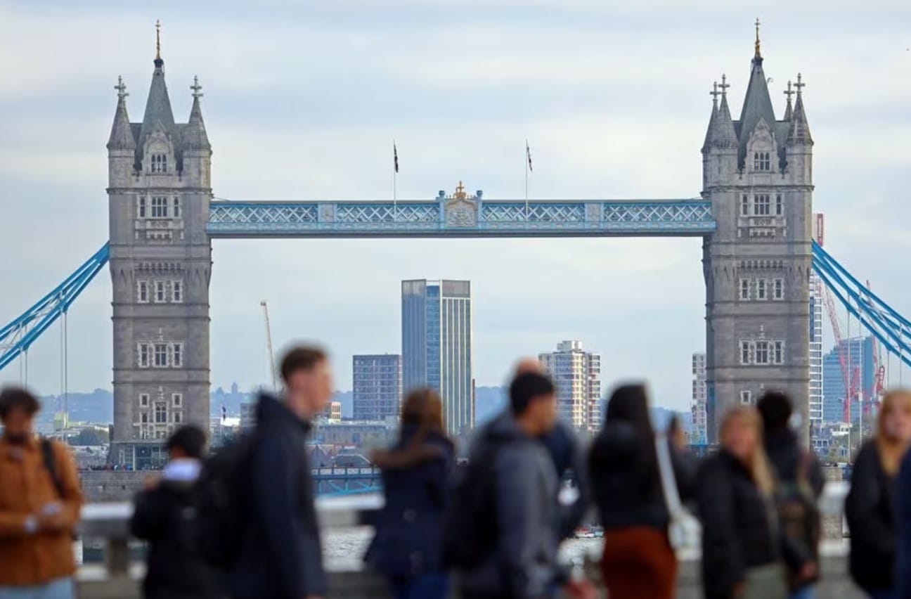 image UK wage growth cools slightly but stays close to record