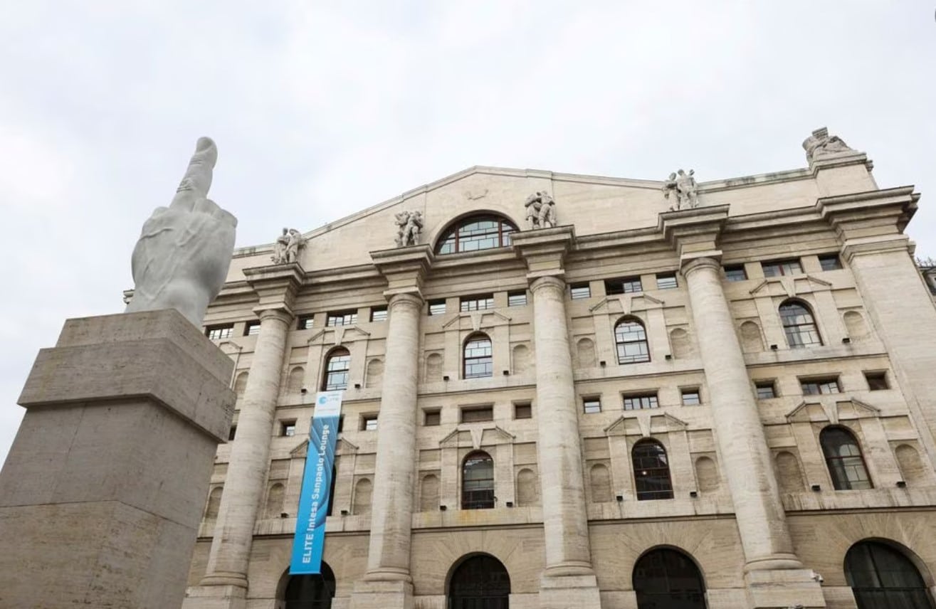 image Growing Italy risk puts equities at deepest discount in 35 years