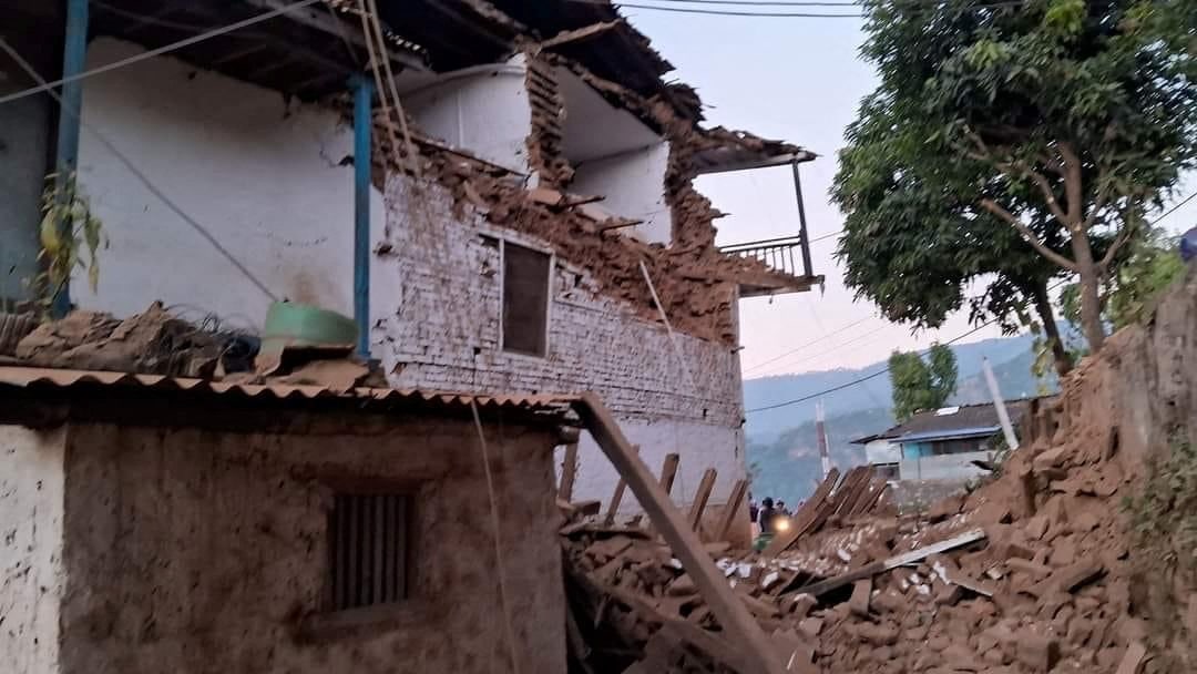 image Rescuers struggle to find Nepal quake survivors as deaths reach 157