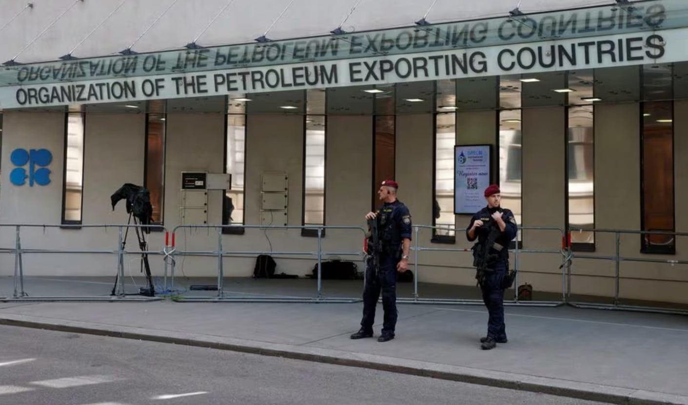 image Oil extends gains on expectations of further OPEC+ supply cuts