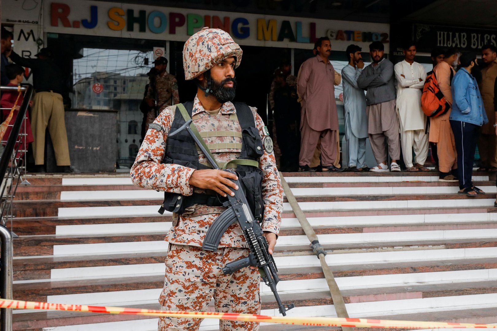 image Pakistan shopping mall fire kills at least 10